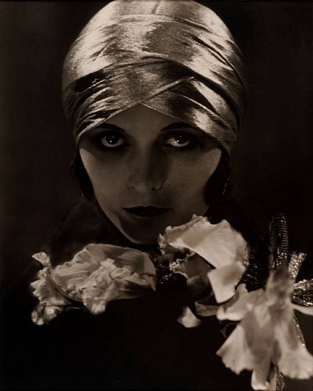 Edward Steichen
Pala Negri, 1925
Gelatin silver print (black & white)
10 x 8 in. (25.4 x 20.3 cm)
Vintage