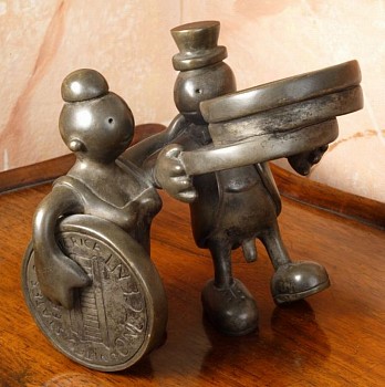 Tom Otterness -&nbsp;Couple with Pennies