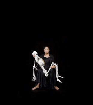 Marina Abramovic - Holding the Skeleton